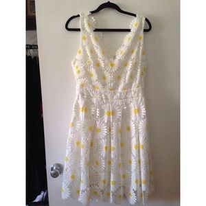 Daisy lace dress